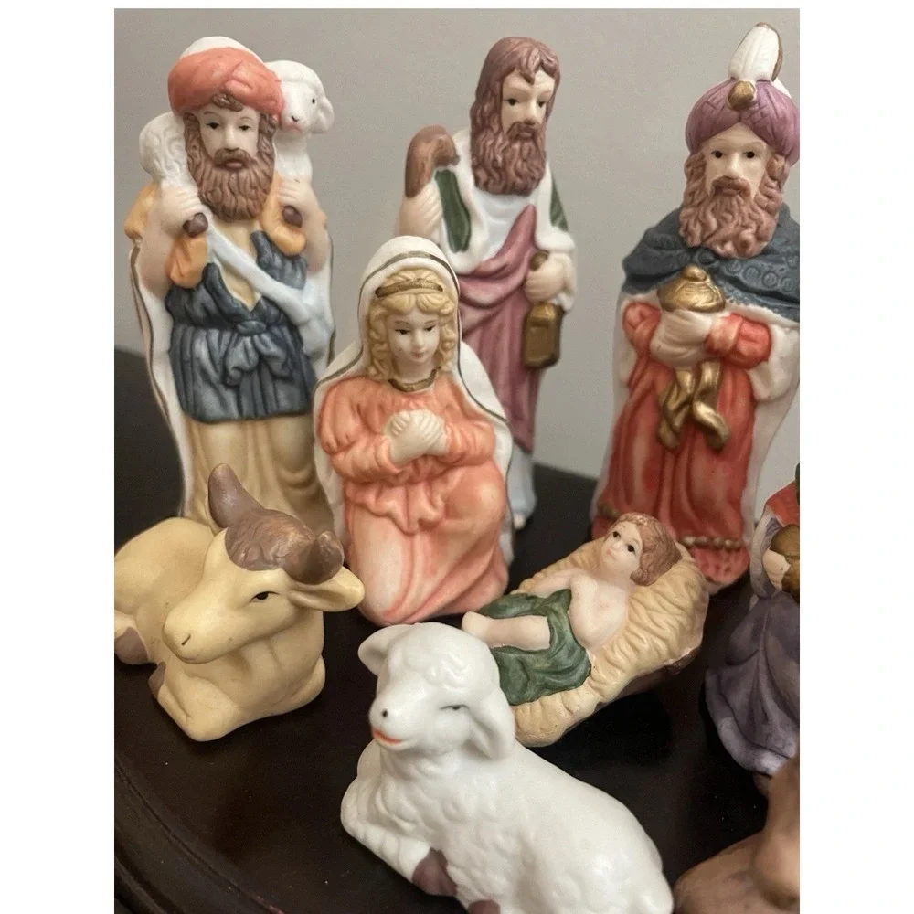 Vintage International Bazaar 10 Piece Porcelain Nativity Set Wooden Base